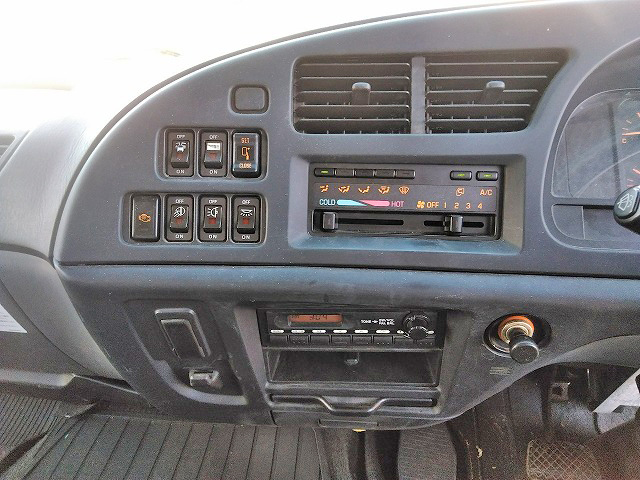 いすゞフォワードアルミウイング中型（4t）[写真38]