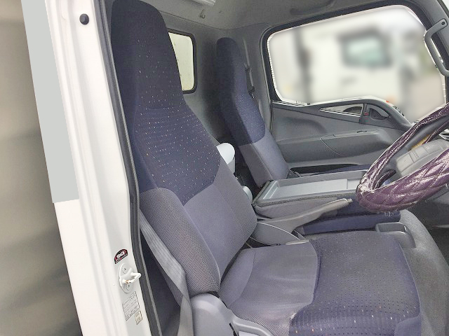 三菱ふそうキャンターアルミバン小型（2t・3t）[写真17]