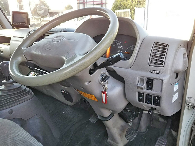 日野デュトロ冷凍車（冷蔵車）小型（2t・3t）[写真32]