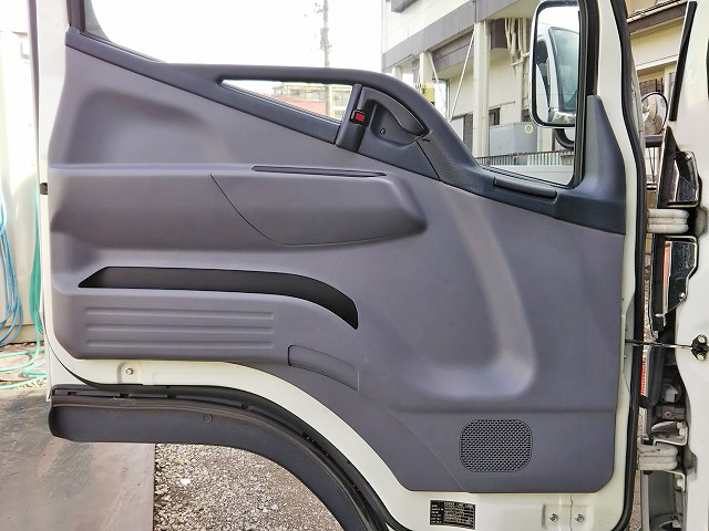 三菱ふそうキャンターアルミバン小型（2t・3t）[写真29]