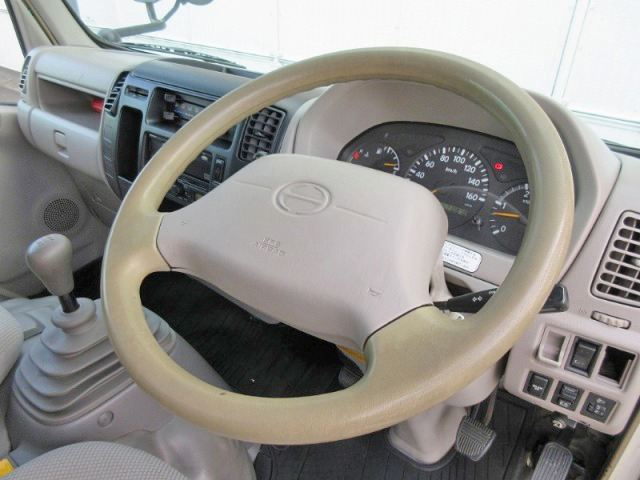 日野デュトロアルミバン小型（2t・3t）[写真30]