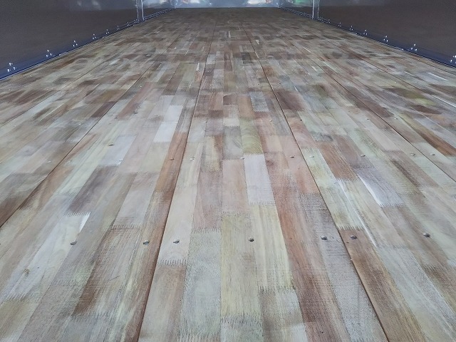 UDトラックスクオンアルミウイング大型（10t）[写真13]