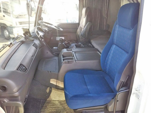 いすゞギガアルミウイング大型（10t）[写真32]