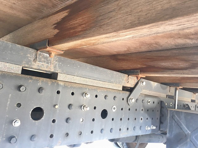 三菱ふそうキャンター平ボディ小型（2t・3t）[写真16]