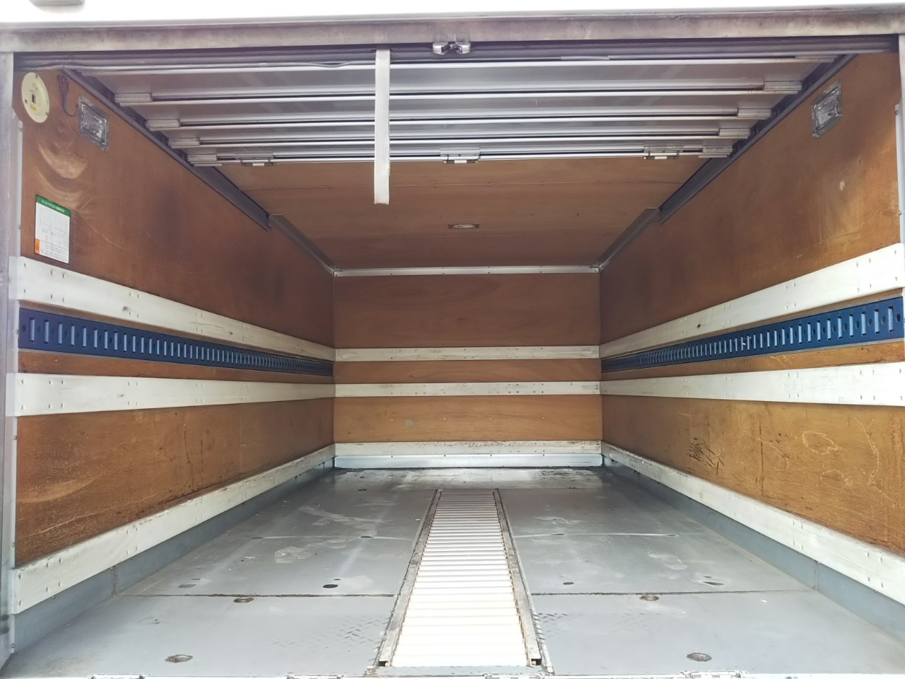 いすゞエルフアルミバン小型（2t・3t）[写真10]