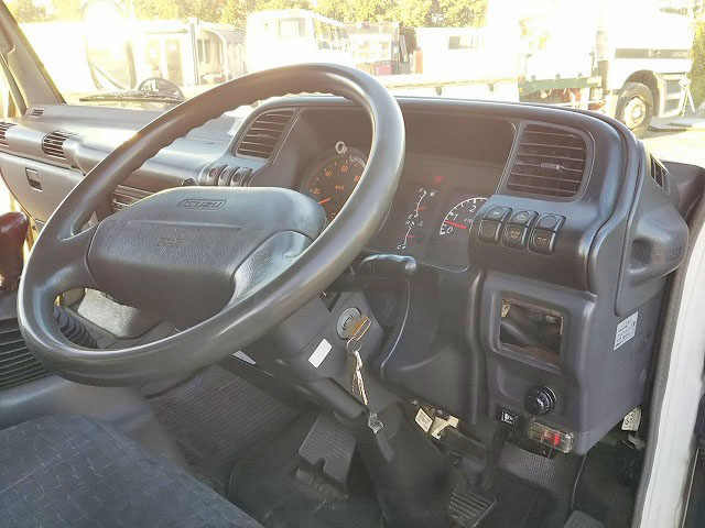 いすゞエルフアルミバン小型（2t・3t）[写真28]