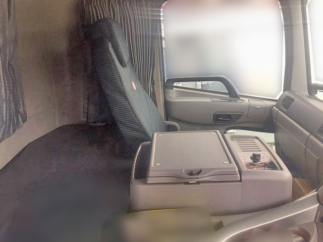 UDトラックスクオントレーラーヘッド（トラクターヘッド）大型（10t）[写真21]