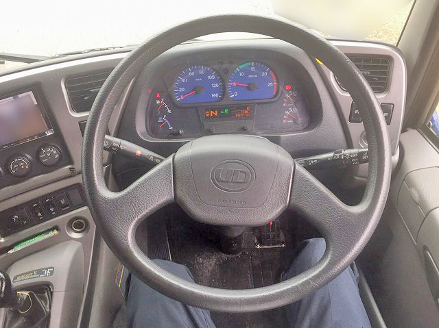 UDトラックスクオントレーラーヘッド（トラクターヘッド）大型（10t）[写真23]