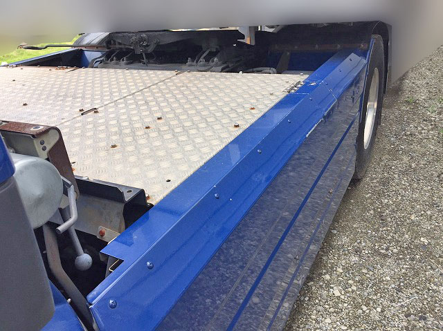 UDトラックスクオントレーラーヘッド（トラクターヘッド）大型（10t）[写真03]