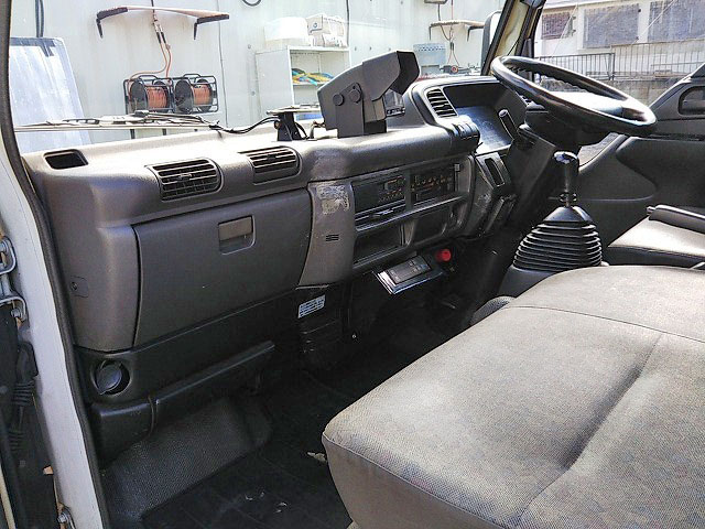 いすゞエルフ冷凍車（冷蔵車）小型（2t・3t）[写真27]