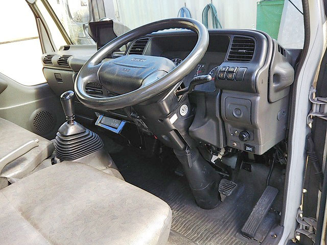 いすゞエルフ冷凍車（冷蔵車）小型（2t・3t）[写真30]