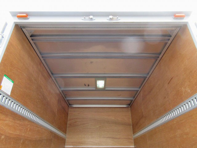 いすゞエルフアルミバン小型（2t・3t）[写真08]