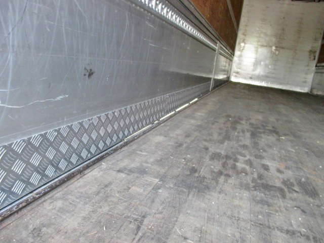 いすゞギガアルミウイング大型（10t）[写真07]