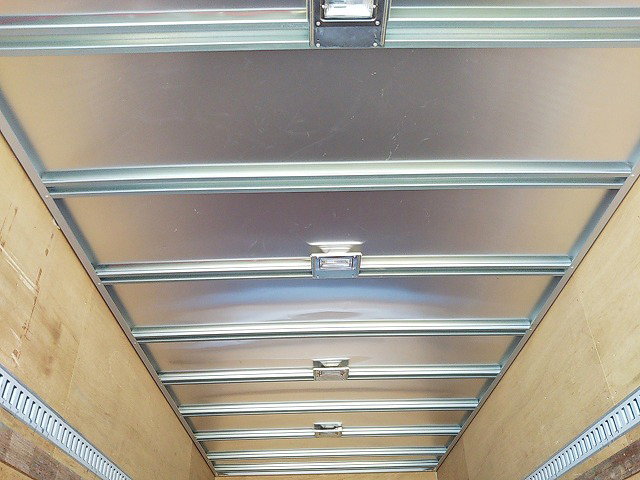 いすゞフォワードアルミバン中型（4t）[写真17]