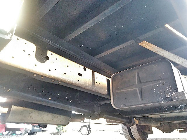 UDトラックスコンドル幌ウイング中型（4t）[写真12]