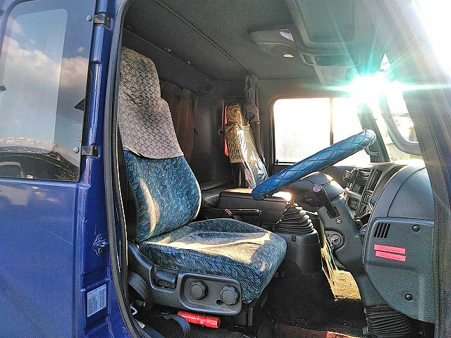 UDトラックスコンドル幌ウイング中型（4t）[写真16]