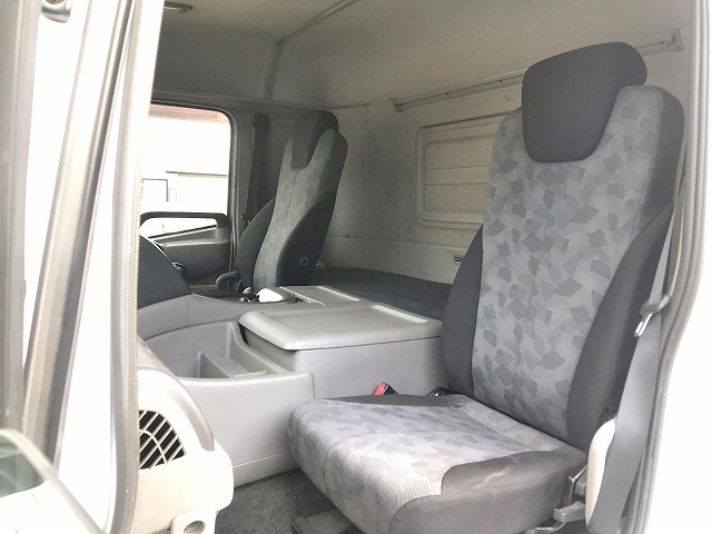 UDトラックスクオン平ボディ大型（10t）[写真29]