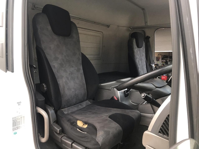 UDトラックスクオン平ボディ大型（10t）[写真30]