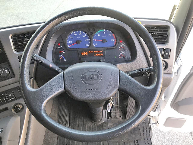 UDトラックスクオン平ボディ大型（10t）[写真34]