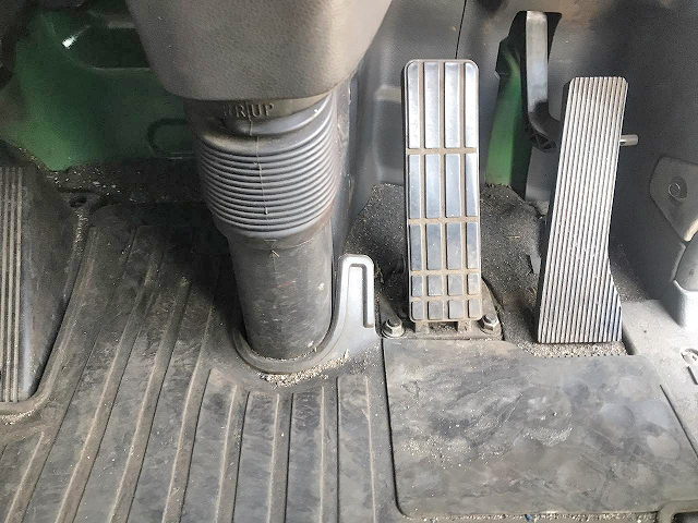 UDトラックスクオン平ボディ大型（10t）[写真36]