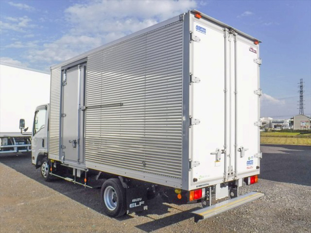 いすゞエルフアルミバン小型（2t・3t）[写真02]