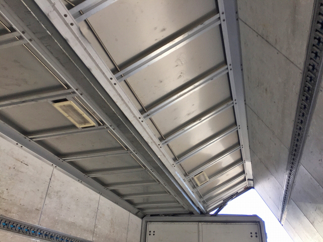 いすゞギガアルミウイング大型（10t）[写真10]