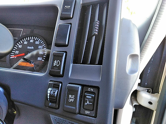 いすゞエルフ冷凍車（冷蔵車）小型（2t・3t）[写真32]