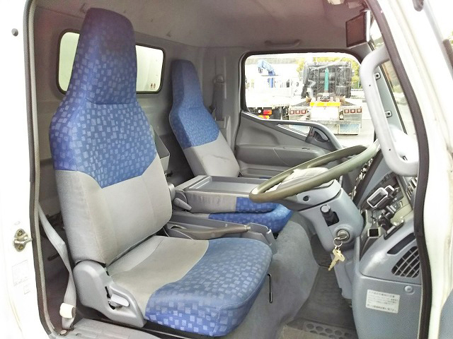 三菱ふそうキャンターアルミバン小型（2t・3t）[写真30]