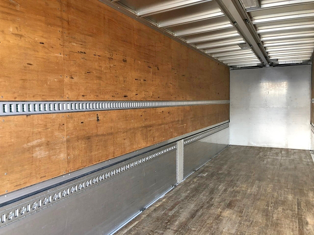 いすゞギガアルミウイング大型（10t）[写真10]