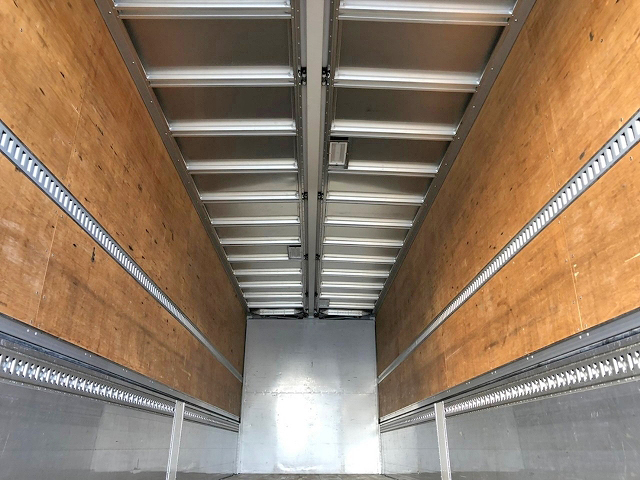 いすゞギガアルミウイング大型（10t）[写真12]