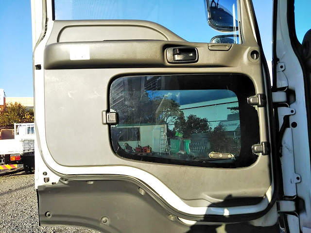 いすゞギガアルミウイング大型（10t）[写真25]