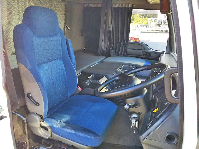 いすゞギガアルミウイング大型（10t）[写真28]