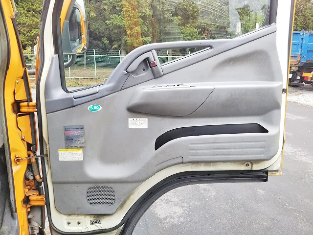 三菱ふそうキャンターアルミバン小型（2t・3t）[写真28]