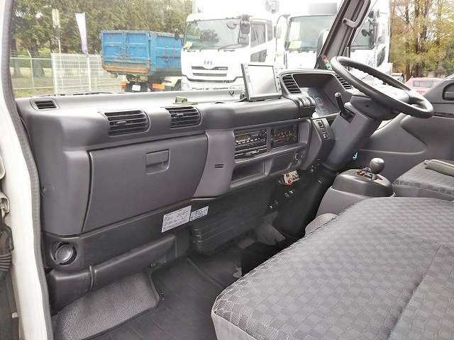 いすゞエルフアルミバン小型（2t・3t）[写真32]