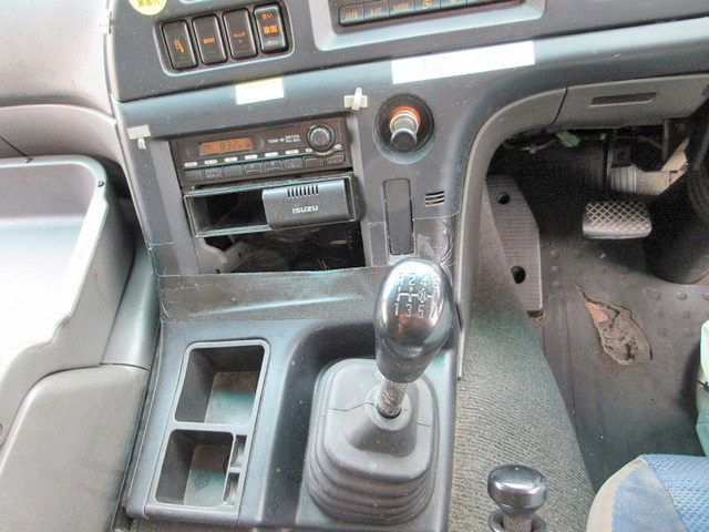 いすゞギガアルミウイング大型（10t）[写真20]