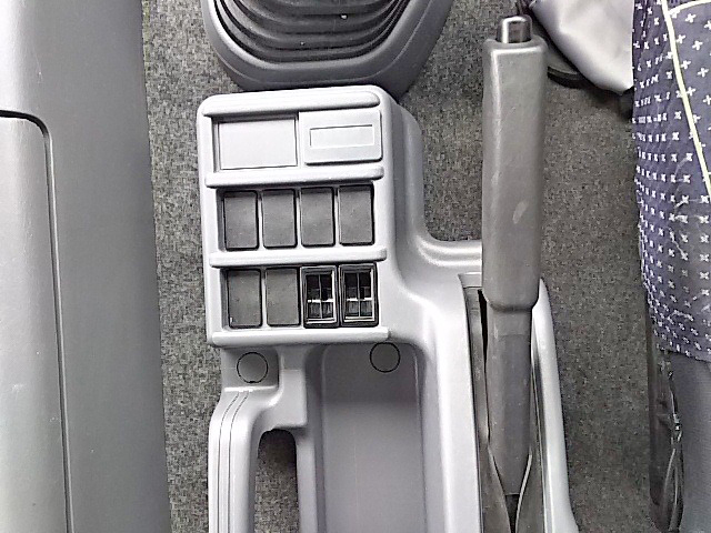 いすゞフォワードアルミウイング中型（4t）[写真40]