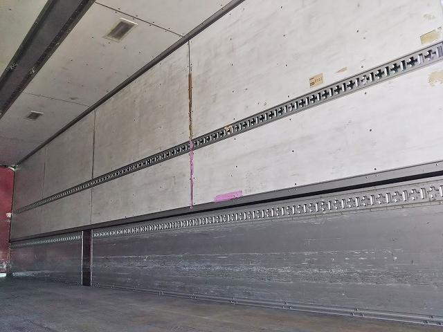 いすゞギガアルミウイング大型（10t）[写真12]