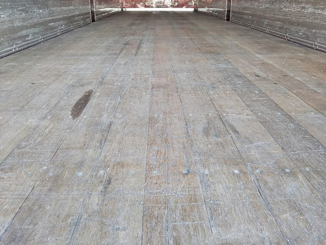 いすゞギガアルミウイング大型（10t）[写真14]