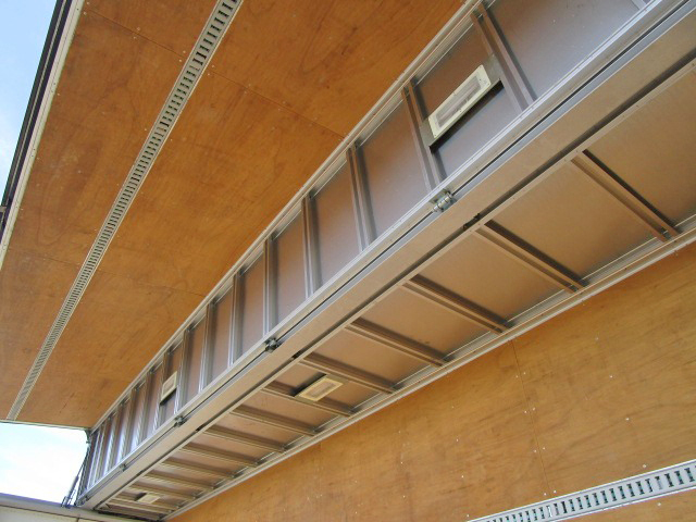 UDトラックスクオンアルミウイング大型（10t）[写真13]