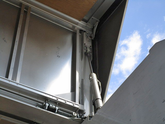 UDトラックスクオンアルミウイング大型（10t）[写真14]