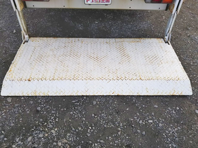 三菱ふそうキャンター平ボディ小型（2t・3t）[写真17]