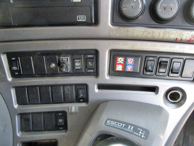 UDトラックスクオントレーラーヘッド（トラクターヘッド）大型（10t）[写真26]