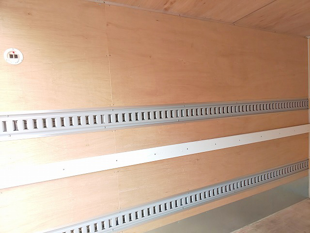 いすゞエルフアルミバン小型（2t・3t）[写真13]