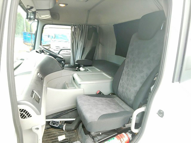 UDトラックスクオントレーラーヘッド（トラクターヘッド）大型（10t）[写真28]