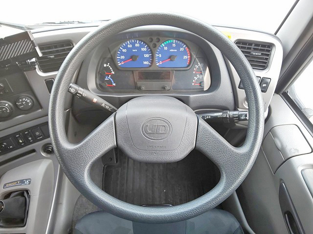 UDトラックスクオントレーラーヘッド（トラクターヘッド）大型（10t）[写真31]