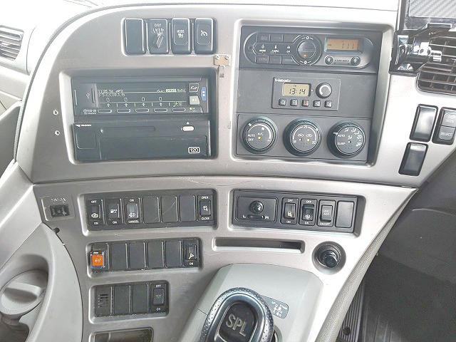 UDトラックスクオントレーラーヘッド（トラクターヘッド）大型（10t）[写真36]