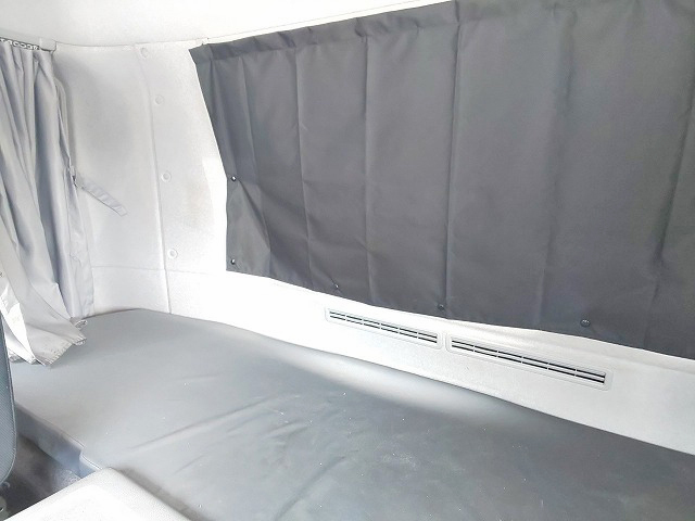 UDトラックスクオントレーラーヘッド（トラクターヘッド）大型（10t）[写真37]