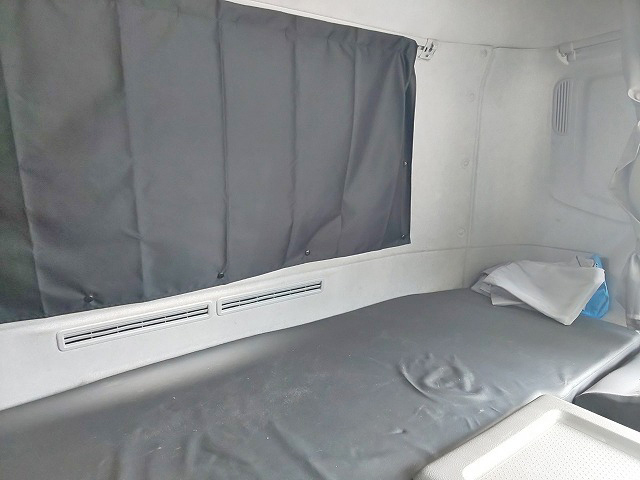 UDトラックスクオントレーラーヘッド（トラクターヘッド）大型（10t）[写真38]