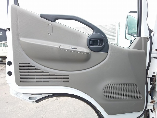 三菱ふそうキャンターガッツ平ボディ小型（2t・3t）[写真26]