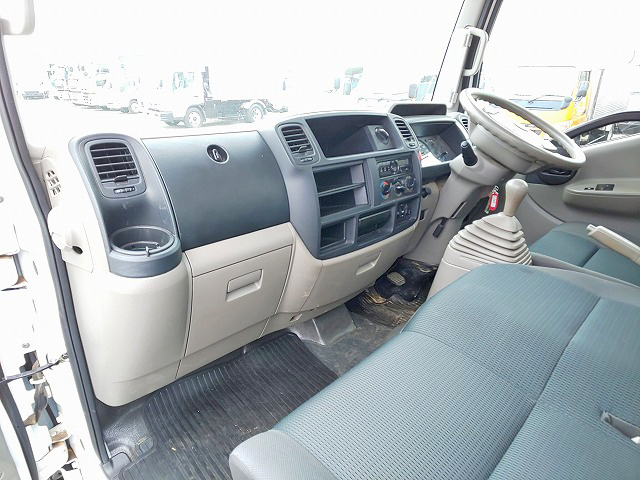 三菱ふそうキャンターガッツ平ボディ小型（2t・3t）[写真29]